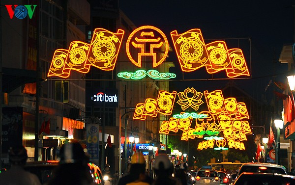 Sparkling Hanoi celebrating Liberation Day - ảnh 10